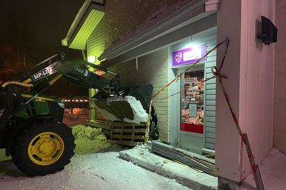 Auto rysäytti suurella nopeudella liiketilan seinästä läpi Kuusamossa – "Tuulilasia myöten sisällä"