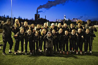 Valmentaja Augustine Jibrin opetti ONS:n C-tyttöjä, ja tytöt opettivat valmentajaa – yhteistyö siivitti Suomen mestaruuteen: "Se tekee sydämeni surulliseksi, että joukkue hajoaa"
