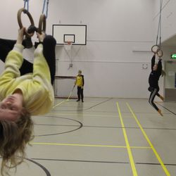 Katso kuvagalleria: Sählyä, taiteilua renkaissa ja jumppamatoilla –Petäjäskosken koululaiset ovat innostuneet liikuntatunneista