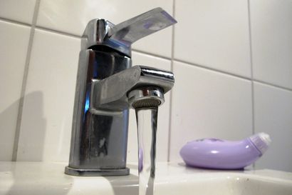 Limingan Vesihuolto kehottaa harkittuun vedenkäyttöön: Älä kastele nurmikoita, älä pese autoa vesijohtovedellä – Oulussa pohjavesitilanne on vielä vakaa