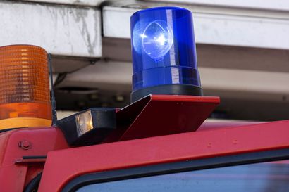 Auto törmäsi puuhun Oulunsalon kirkon lähettyvillä – ensihoito kuljetti yhden henkilön hoitoon