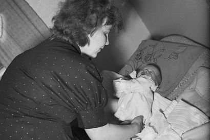 "Olimme syrjittyjä, pilkattuja, eikä meillä ollut mitään ihmisarvoa" – yksin lapsen saaneen naisen osa ei ollut 1950-luvulla helppo, mutta moni nuori äiti löysi pelastuksen Oulun ensikodista